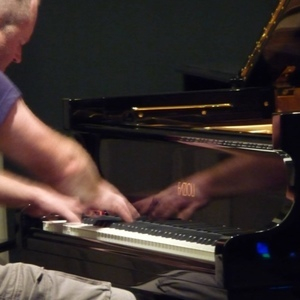 Thollem McDonas performance at PianoForte (Sep 2009)